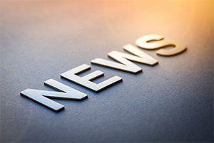 Das Wort "News" auf dem grauen Hintergrund mit 3D Buchstaben